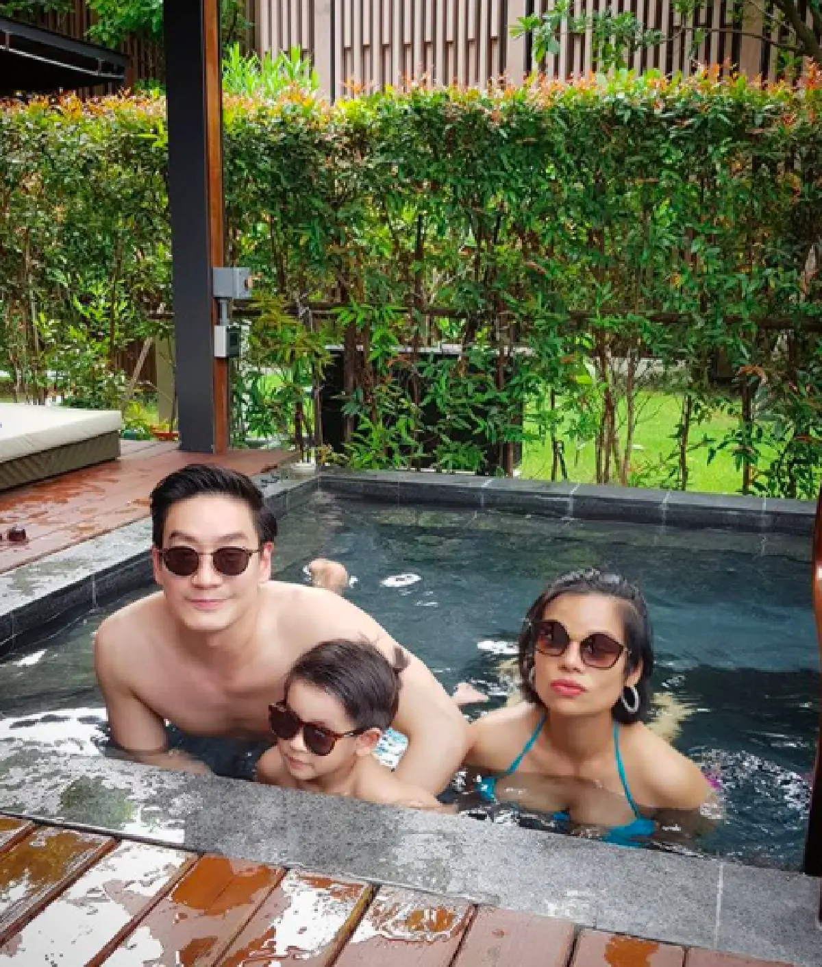 พ่อแม่วัยรุ่นกับลูกๆ ของพวกเค้า! “โอปอล์-หมอโอ๊ค” พาลูกแฝด เล่นน้ำหัวหิน