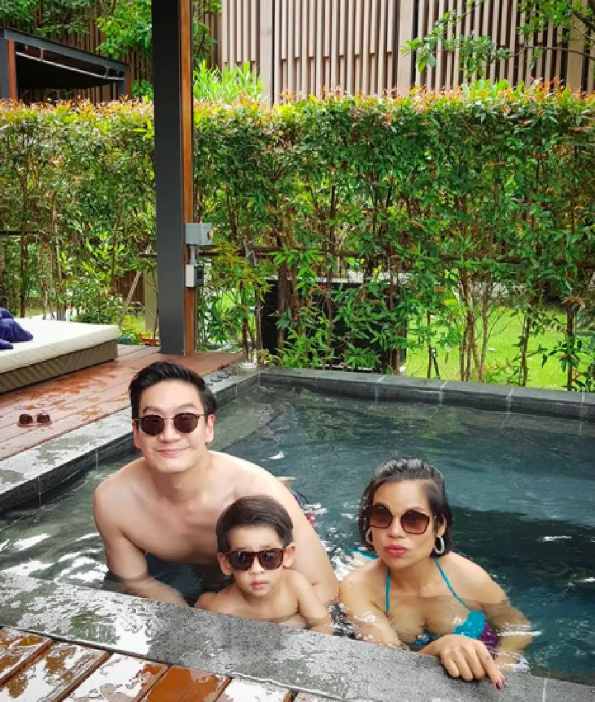 พ่อแม่วัยรุ่นกับลูกๆ ของพวกเค้า! “โอปอล์-หมอโอ๊ค” พาลูกแฝด เล่นน้ำหัวหิน