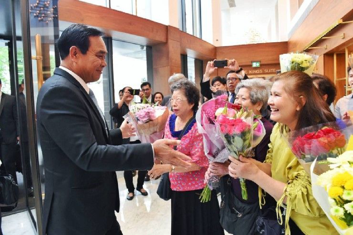 คนไทยในลอนดอนมอบดอกไม้ต้อนรับ"บิ๊กตู่" หลังเดินทางถึงอังกฤษ คนไทยในลอนดอนมอบดอกไม้ต้อนรับ"บิ๊กตู่" หลังเดินทางถึงอังกฤษ