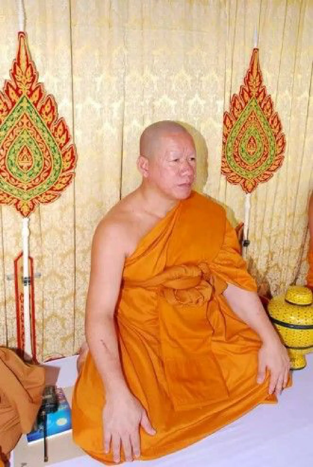 ภาพหลุดว่อน! คล้าย "เจ้าคุณแป๊ะ" วัดปากน้ำในชุดฆราวาสนั่งคู่หญิง