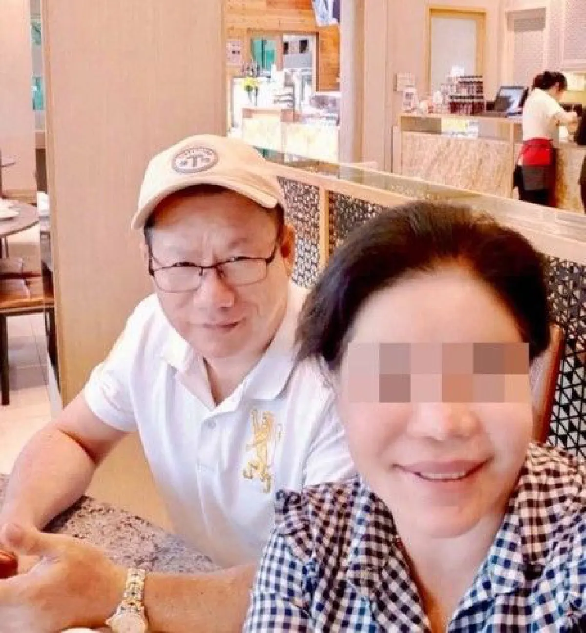 ภาพหลุดว่อน! คล้าย "เจ้าคุณแป๊ะ" วัดปากน้ำในชุดฆราวาสนั่งคู่หญิง