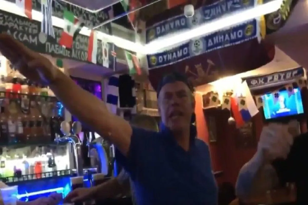 โซเชียลประณามแฟนบอลอังกฤษทำท่าเคารพแบบ"นาซี"