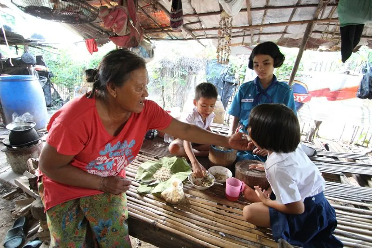 รันทด!ม.1เรียนดีสู้ชีวิตครูไปเยี่ยมบ้านเห็นสภาพถึงกับน้ำตาร่วง