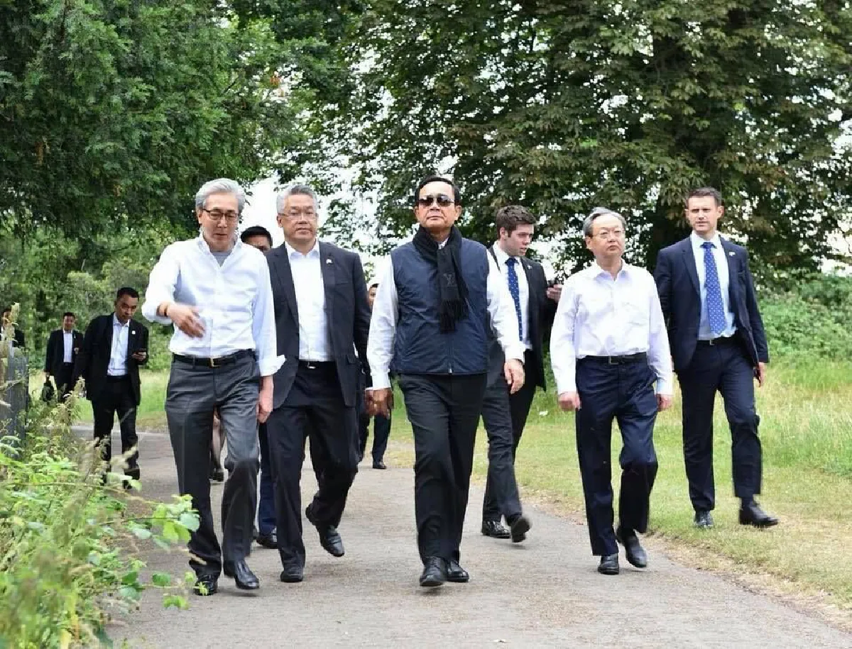 นึกว่าบอยแบนด์! แฟชั่น "บิ๊กตู่" in London