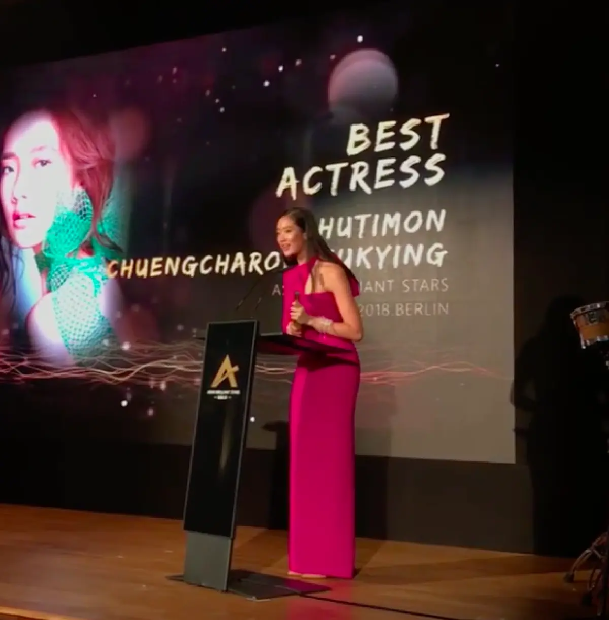 ไปไกลระดับโลก! “ออกแบบ" เดินสายร่วมงานเมืองนอก พร้อมกระทบเหล่าคนดังเพียบ