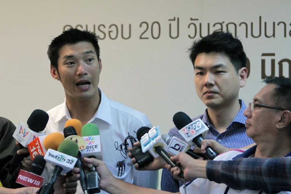 "ธนาธร" ยันไม่ร่วมวงถกปลดล็อกซัดนักการเมืองช่วยคสช.ทรยศจรรยาบรรณ "ธนาธร" ยันไม่ร่วมวงถกปลดล็อกซัดนักการเมืองช่วยคสช.ทรยศจรรยาบรรณ