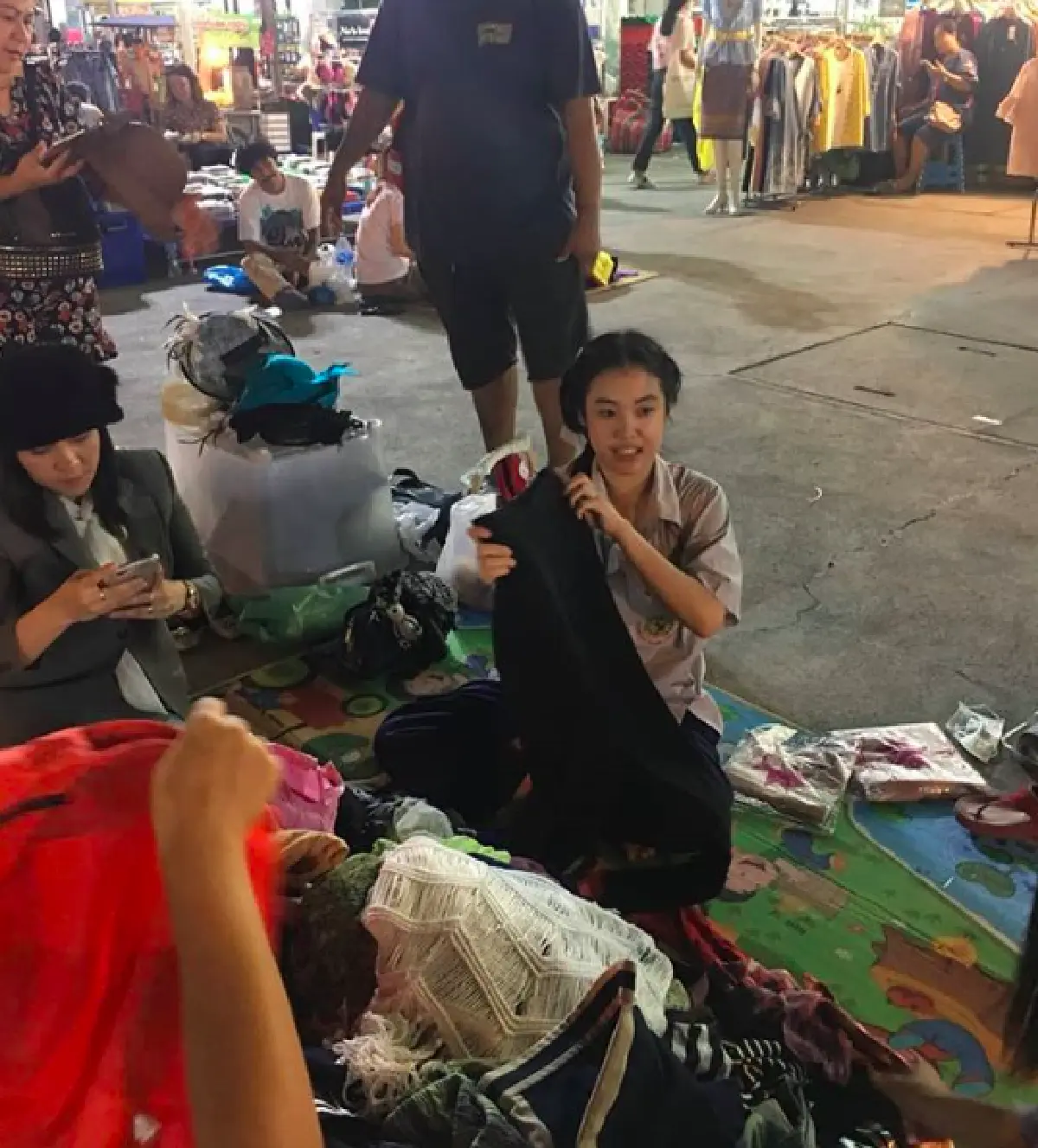 ไม่อายทำกิน! ลูกสาวตลกดัง “เท่ง เถิดเทิง” นั่งขายของมือสองที่ตลาดนัด หลังเลิกเรียน