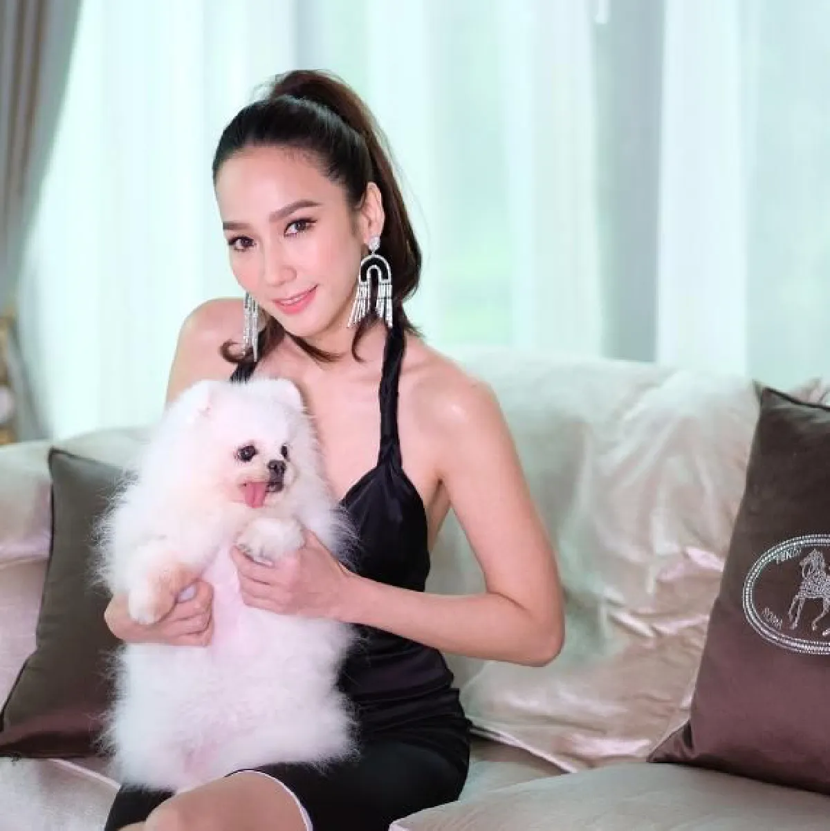 ผิวใสยิ่งกว่ากระจก! อั้ม พัชราภา แหวกอกแซ่บโชว์แผ่นหลังขาวเนียน