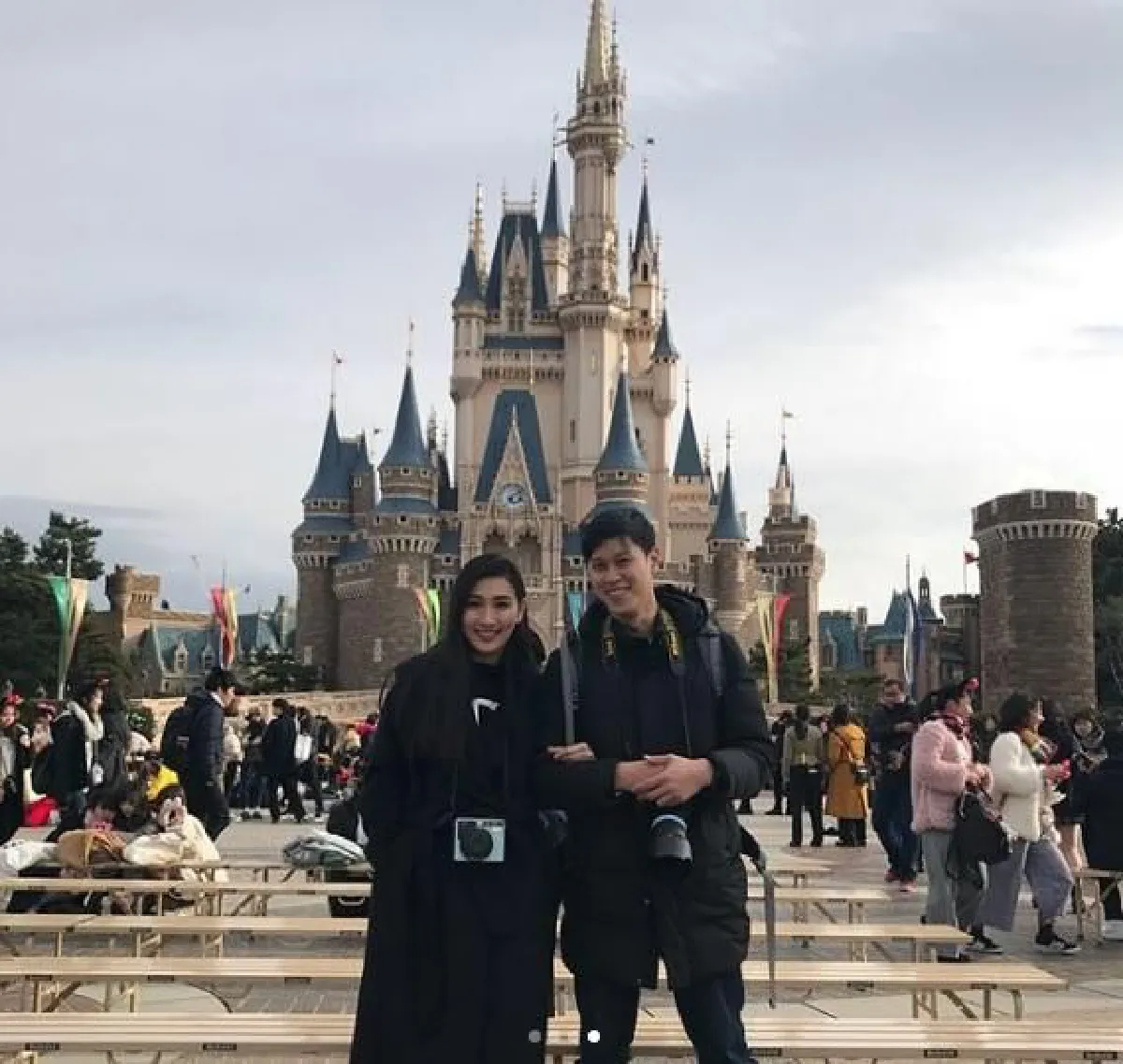 กระติ๊บ ชวัลกร โพสต์ภาพคู่แฟนตัวจริง! หลังถูกโยงแย่งสามีลูกสาวทหารยศสูง