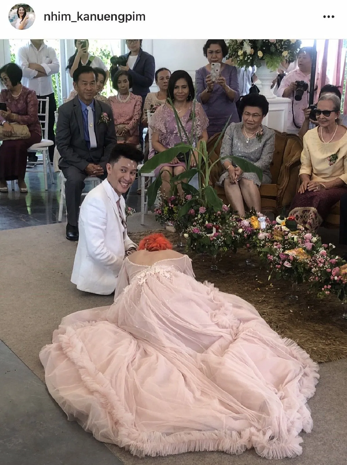 จัดเต็มในวันสำคัญ! พะแพง AF4 ย้อมผมสีส้มแป๊ดเข้าพิธีวิวาห์ แป๊บ Sweet Mullet