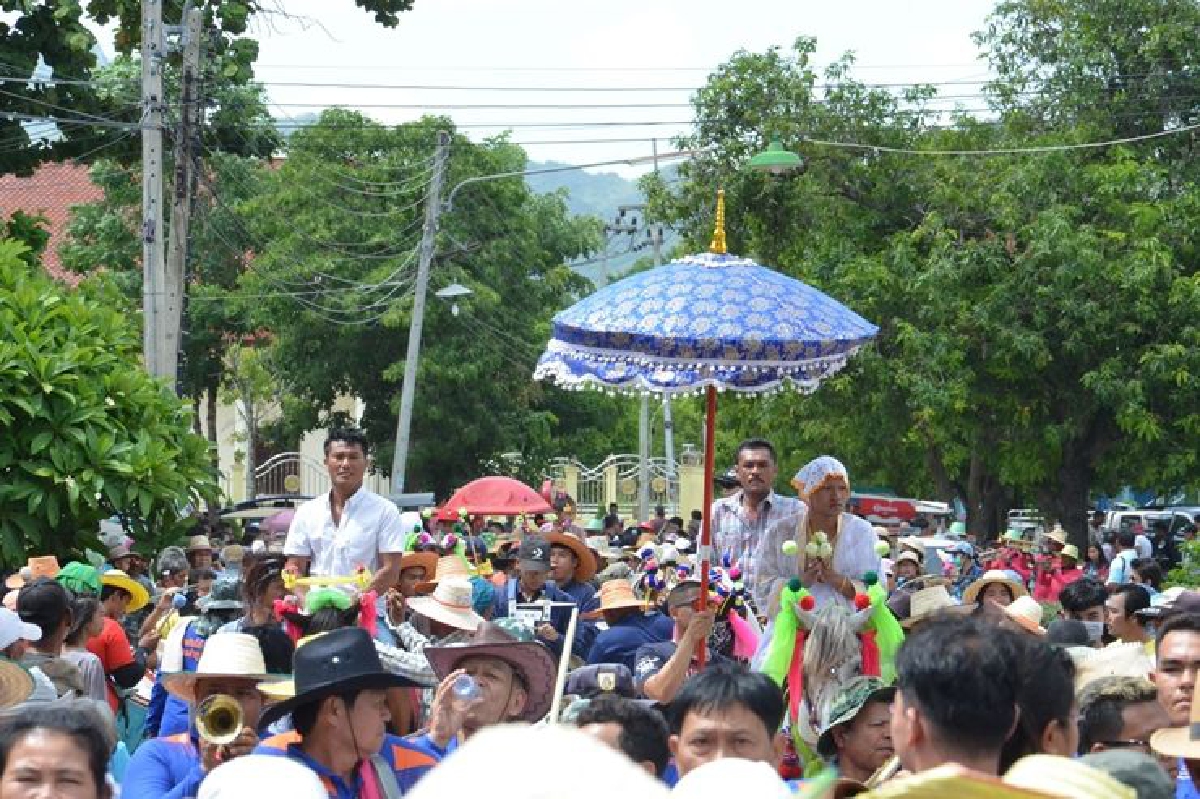 ไม่แพ้โพธาราม!กำนันเมืองกาญจน์จัดงานลูกชายโปรยทานลุ้นรับโชคจยย.1คัน ไม่แพ้โพธาราม!กำนันเมืองกาญจน์จัดงานลูกชายโปรยทานลุ้นรับโชคจยย.1คัน