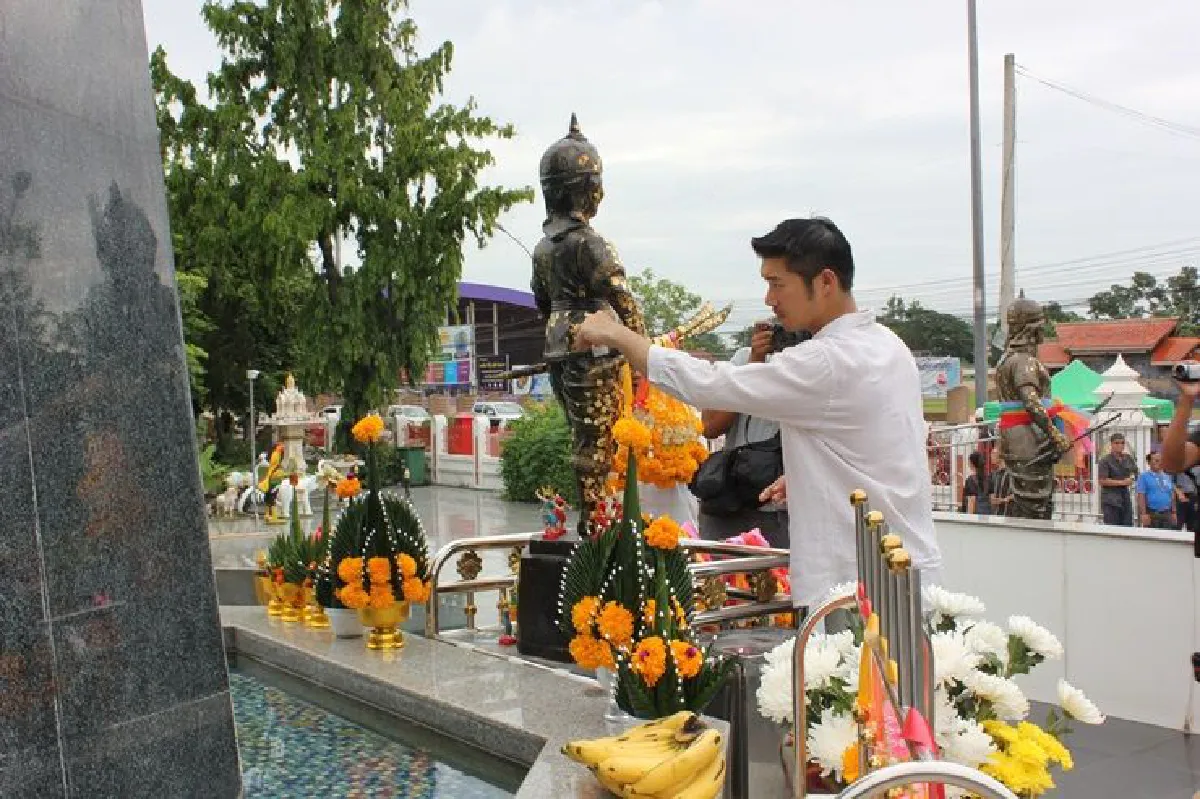“ธนาธร” โผล่อุตรดิตถ์ ย้ำชัด ต่อต้าน “บิีกตู่” ทุกรูปแบบ