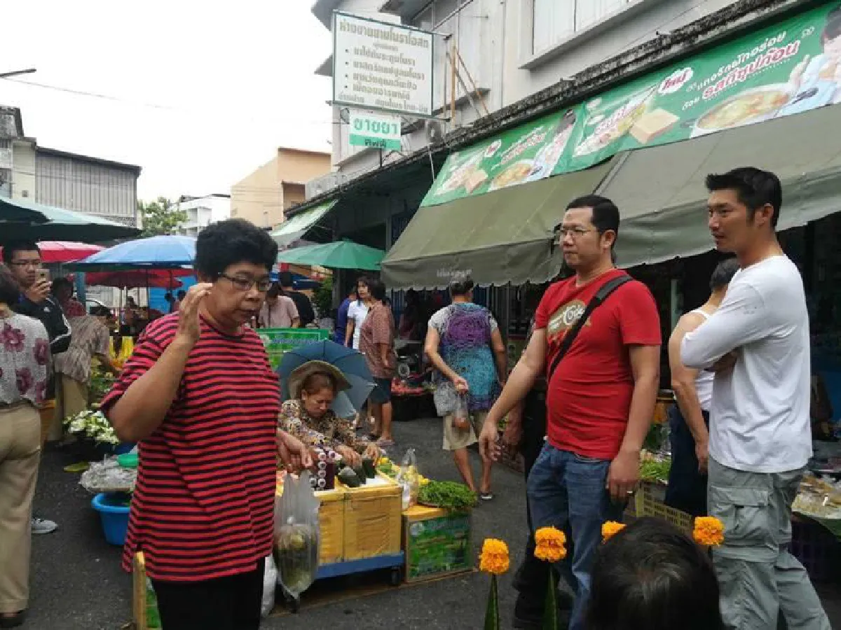 "ธนาธร"ลุยตลาดสดพิษณุโลก ปลื้มชาวบ้านต้อนรับ