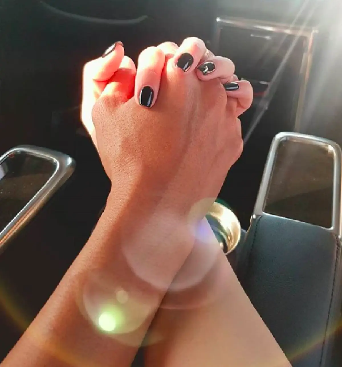 คนนี้หรือป่าว!? “บอย” โพสต์ภาพแนบชิดสาวฝรั่ง เพื่อนสนิทแห่แซวหนัก