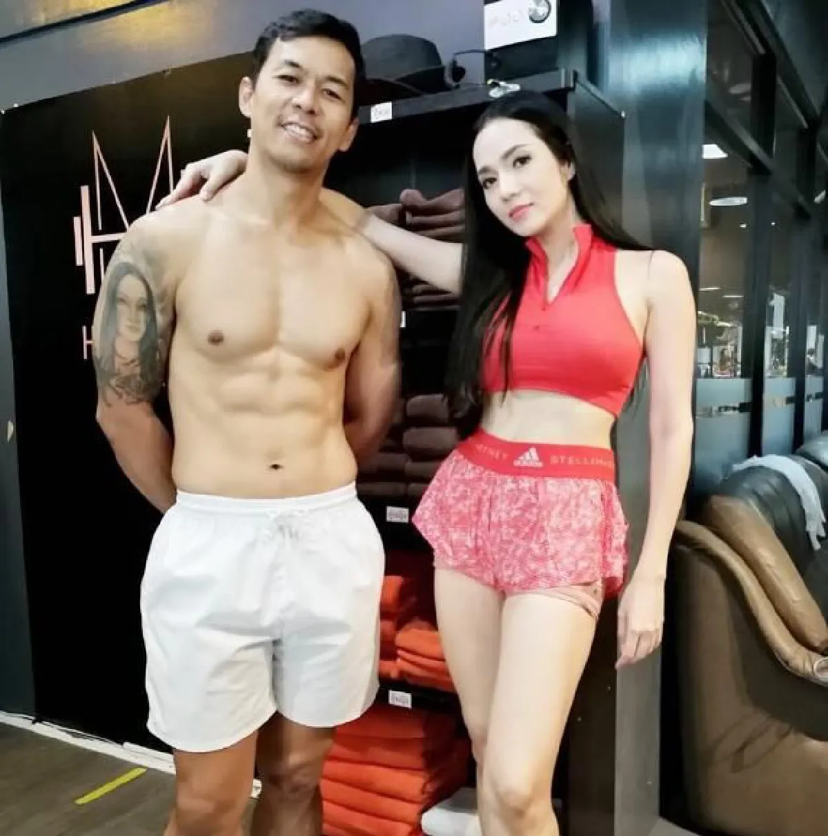 อ๋อม สกาวใจ หยอกสามี! ตั้งใจสักรูปภรรยาไว้ที่แขน แต่ดันเหมือน แอน ทองประสม