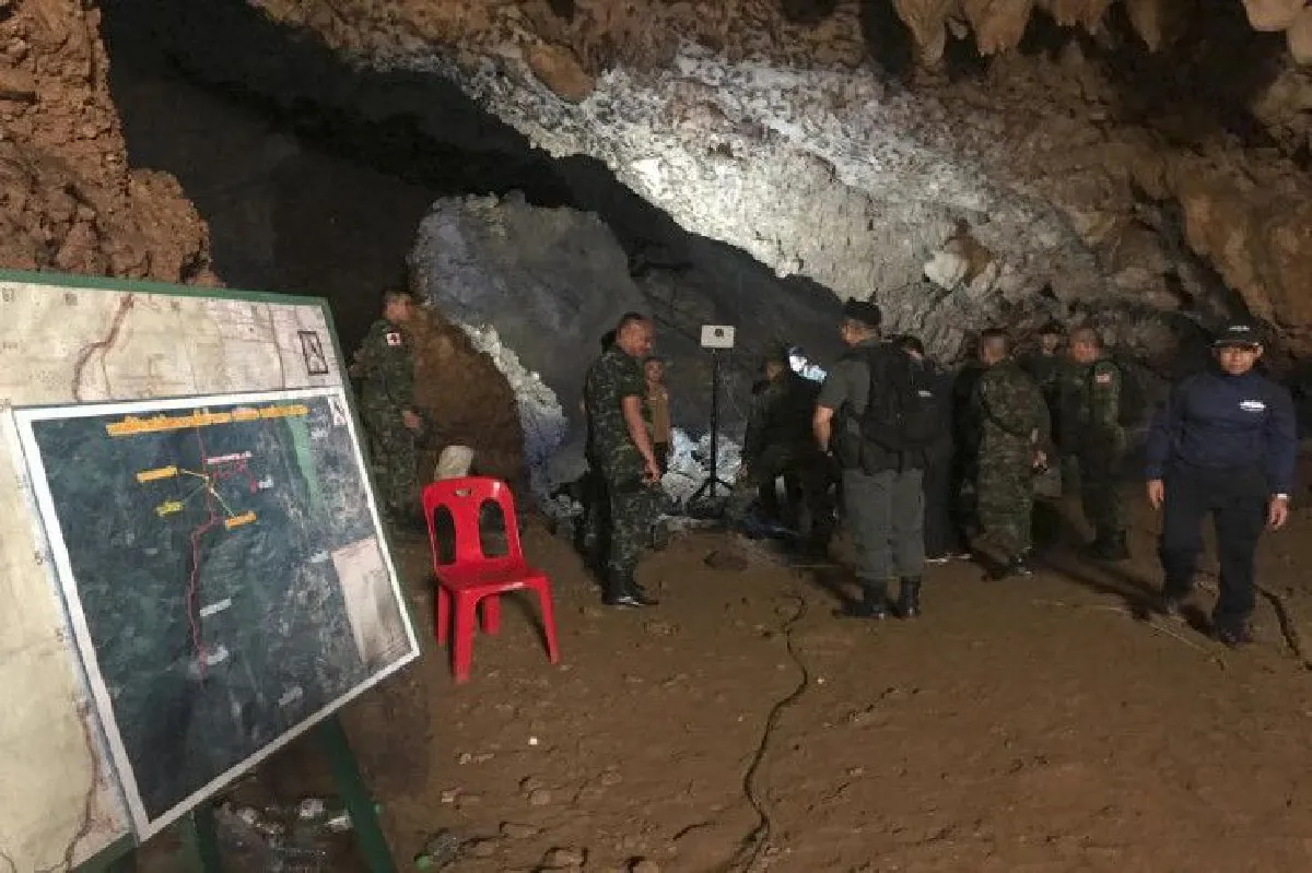 สื่อนอกเกาะติดเด็กหายในถ้ำหลวง