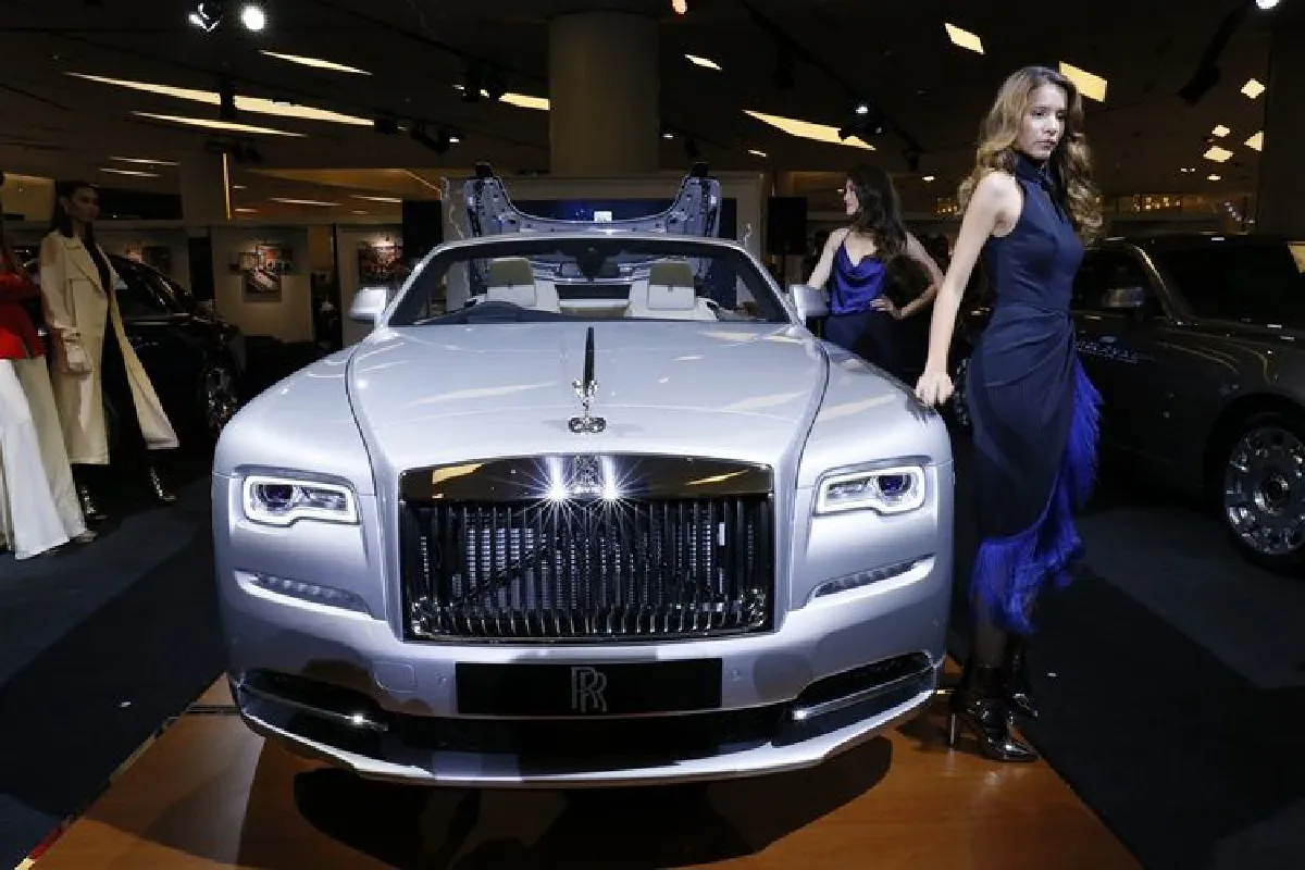 "Rolls-Royce" จับมือ "VATANIKA" โชว์ยนตรกรรมสุดหรู พร้อมแฟชั่นโชว์ภายใต้แนวคิด "Strive for Perfection"