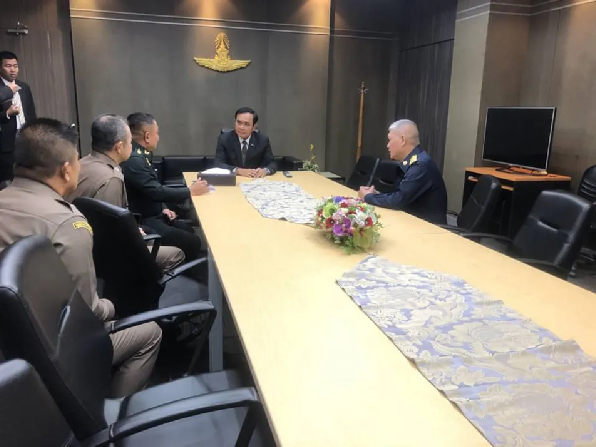 ชิวก่อนเครียด! "บิ๊กตู่" ล่องเรือชมคลองฝรั่งเศส ก่อนกลับมาประชุมตามหาเด็กติดถ้ำ