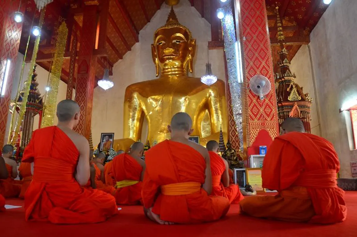 ขอให้ปลอดภัย! พระสงฆ์พะเยาสวดเจริญพระพุทธมนต์ช่วย13ชีวิตติดถ้ำหลวง
