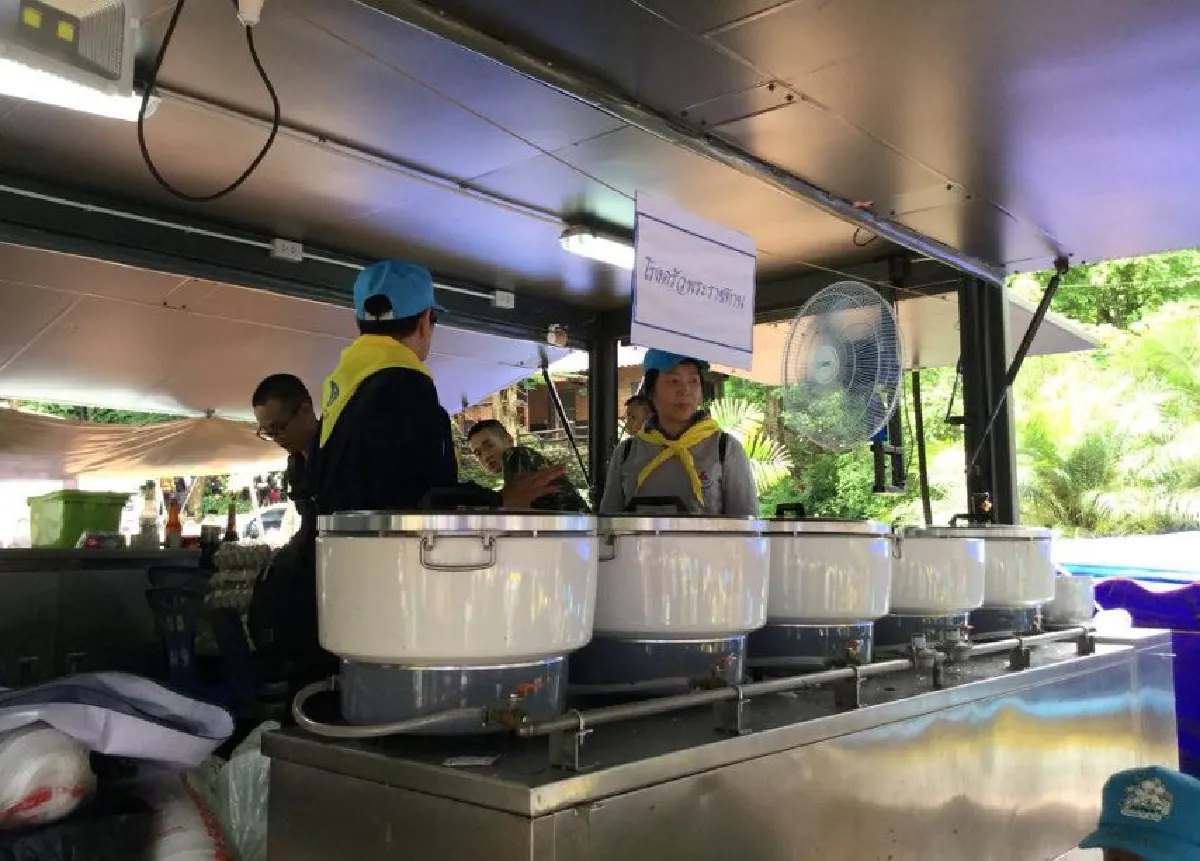 เปิด "โรงครัวพระราชทาน" ทำอาหารเลี้ยงเจ้าหน้าที่ช่วยเด็กติดถ้ำ