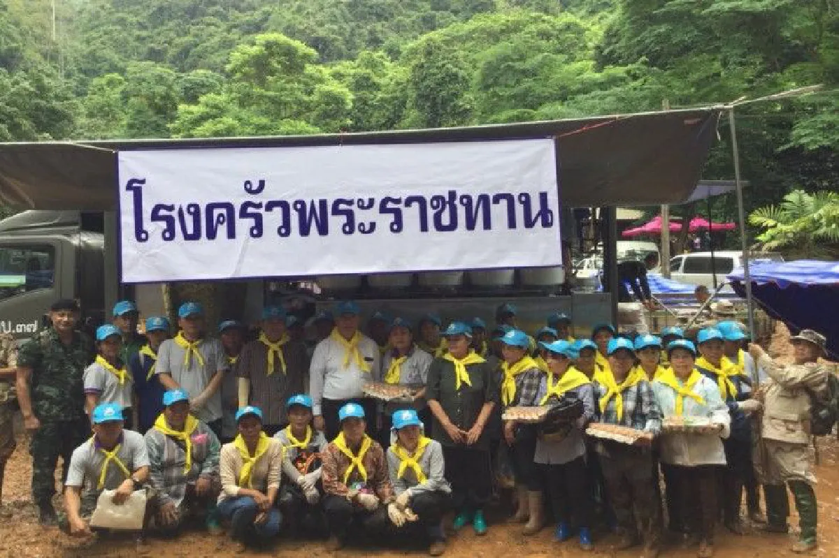 เปิด "โรงครัวพระราชทาน" ทำอาหารเลี้ยงเจ้าหน้าที่ช่วยเด็กติดถ้ำ
