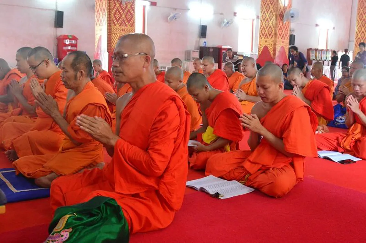 ขอให้ปลอดภัย! พระสงฆ์พะเยาสวดเจริญพระพุทธมนต์ช่วย13ชีวิตติดถ้ำหลวง