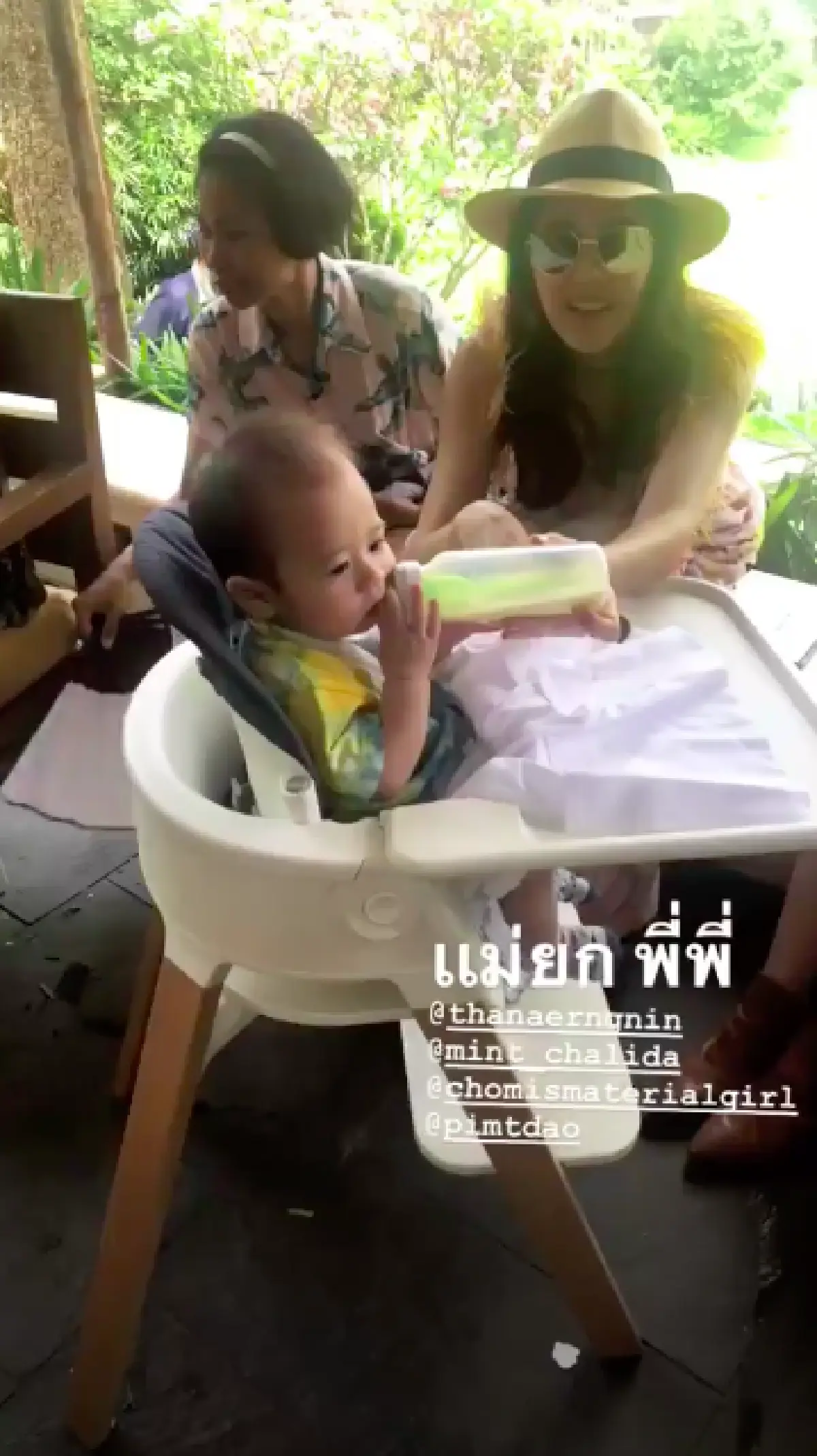 โมเมนต์คุณแม่! “ชมพู่” กับวันสบายๆ เรียบง่ายเลี้ยง “สายฟ้า-พายุ”