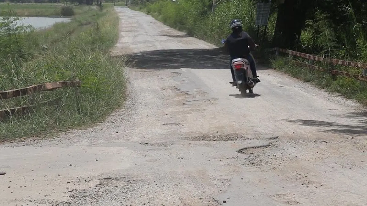 ชาวบ้านโวยถนนพังร้องเรียนหลายปีแล้วยังเหมือนเดิม