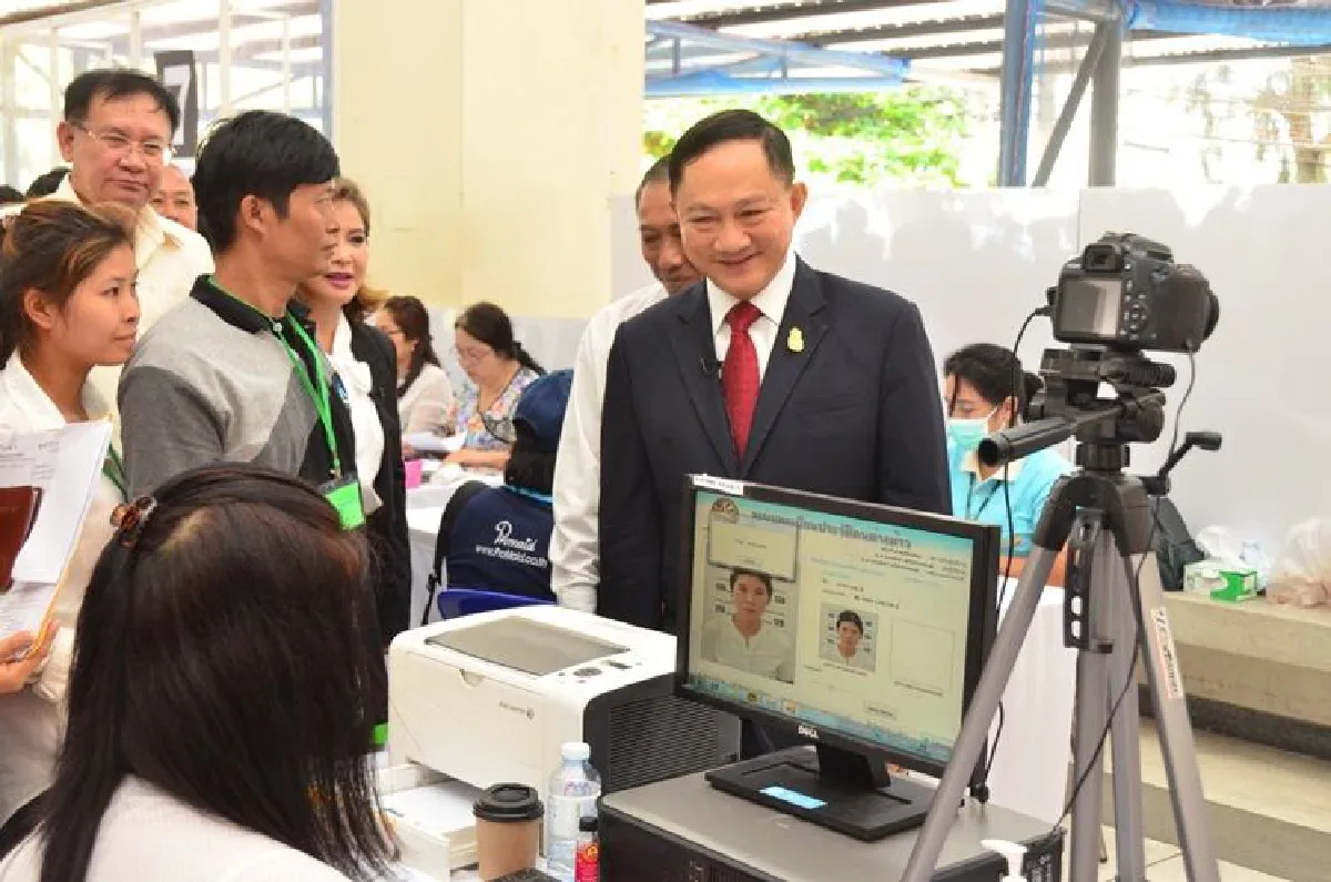 "บิ๊กอู๋" เตือนนายจ้าง ตรวจใบอนุญาตทำงานต่างด้าว ก่อนมาทำทะเบียนประวัติ  นับถอยหลัง "2 วัน" กวาดล้างต่างด้าวผิด กม.