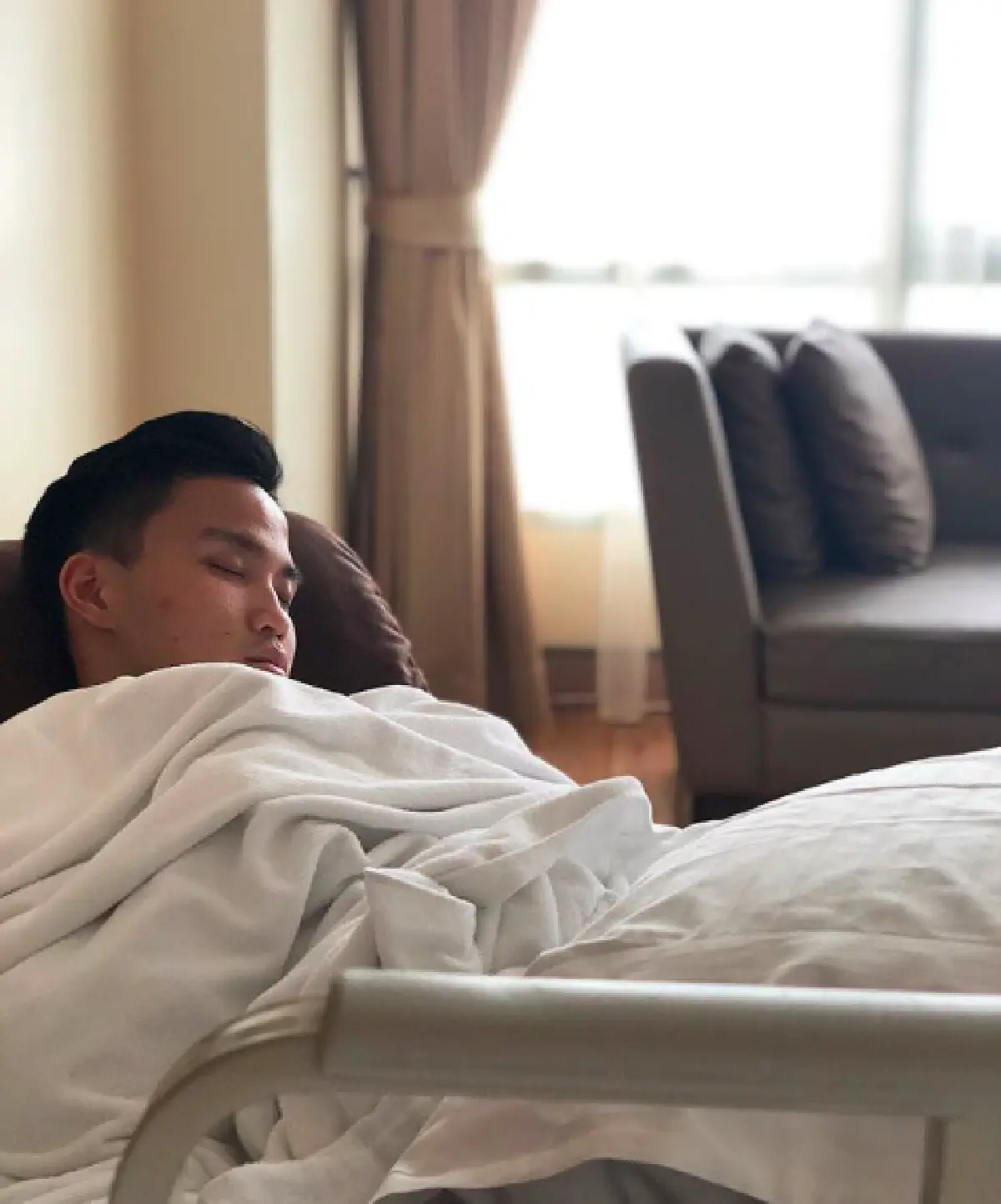 กำลังใจดี! “เพลง” แอดมิทเข้าโรงพยาบาล ด้านแฟนหนุ่มเฝ้าดูแลไม่ห่าง