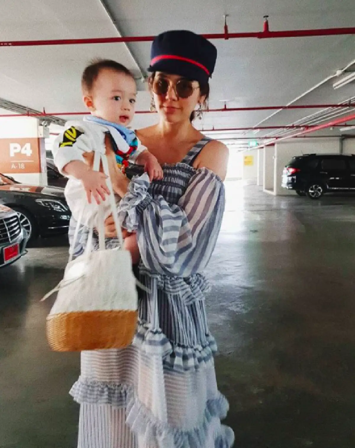 โมเมนต์คุณแม่! “ชมพู่” กับวันสบายๆ เรียบง่ายเลี้ยง “สายฟ้า-พายุ”
