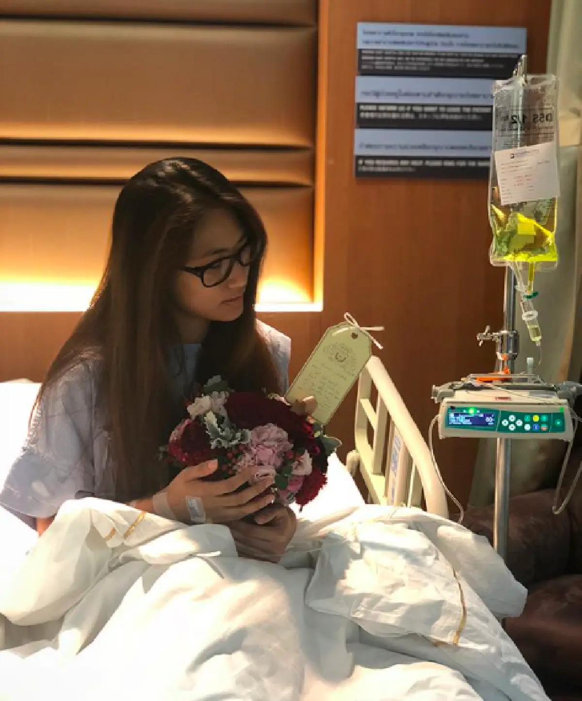 กำลังใจดี! “เพลง” แอดมิทเข้าโรงพยาบาล ด้านแฟนหนุ่มเฝ้าดูแลไม่ห่าง