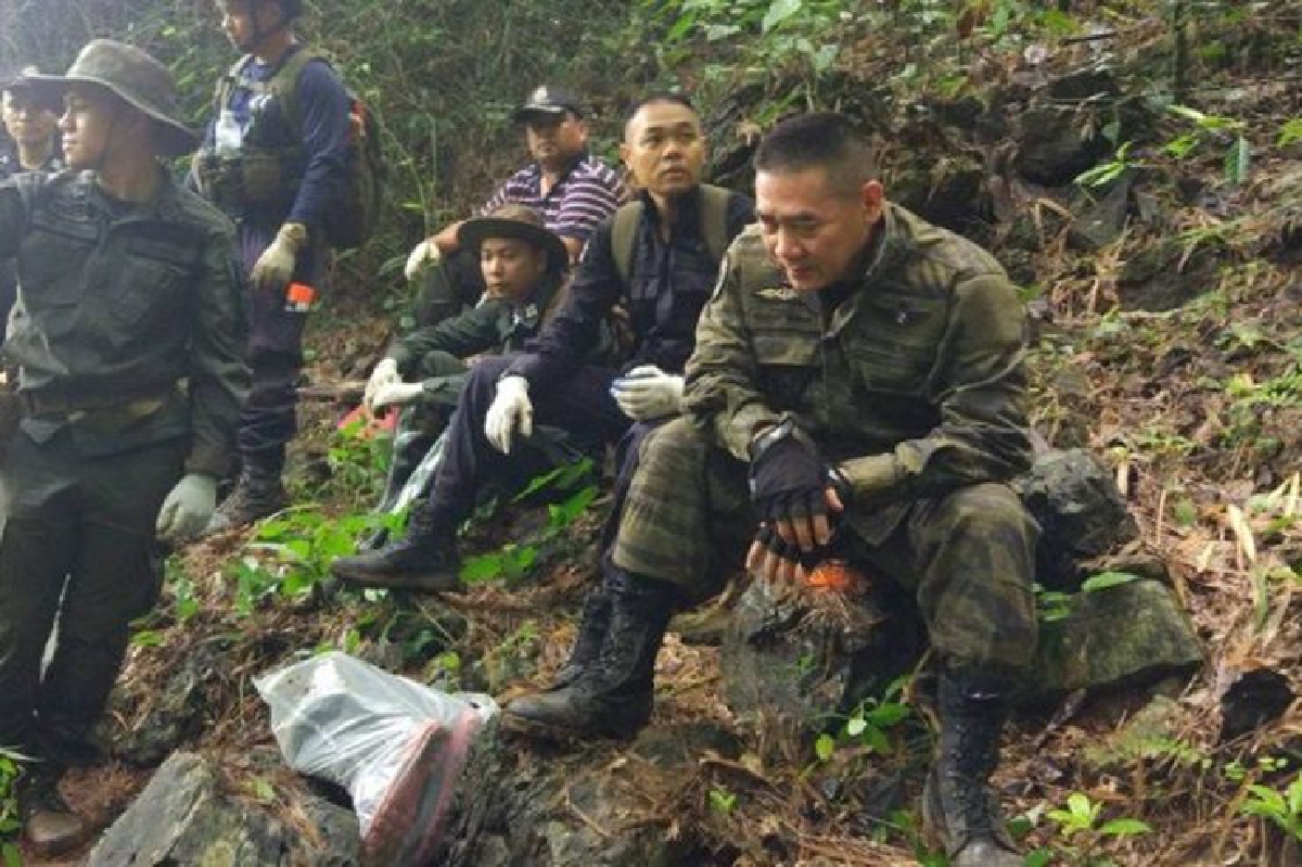 ผบ.ตร.ลุยเองนำกำลังเดินเท้าสำรวจโพรงถ้ำ3จุด ผบ.ตร.ลุยเองนำกำลังเดินเท้าสำรวจโพรงถ้ำ3จุด
