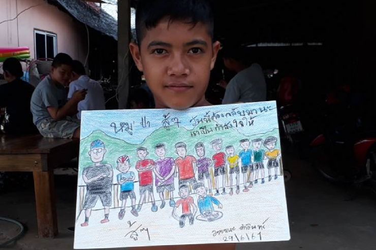 "น้องทาม"ผู้ไร้แขนใช้เท้าวาดภาพทีมหมูป่าส่งใจให้ปลอดภัย "น้องทาม"ผู้ไร้แขนใช้เท้าวาดภาพทีมหมูป่าส่งใจให้ปลอดภัย