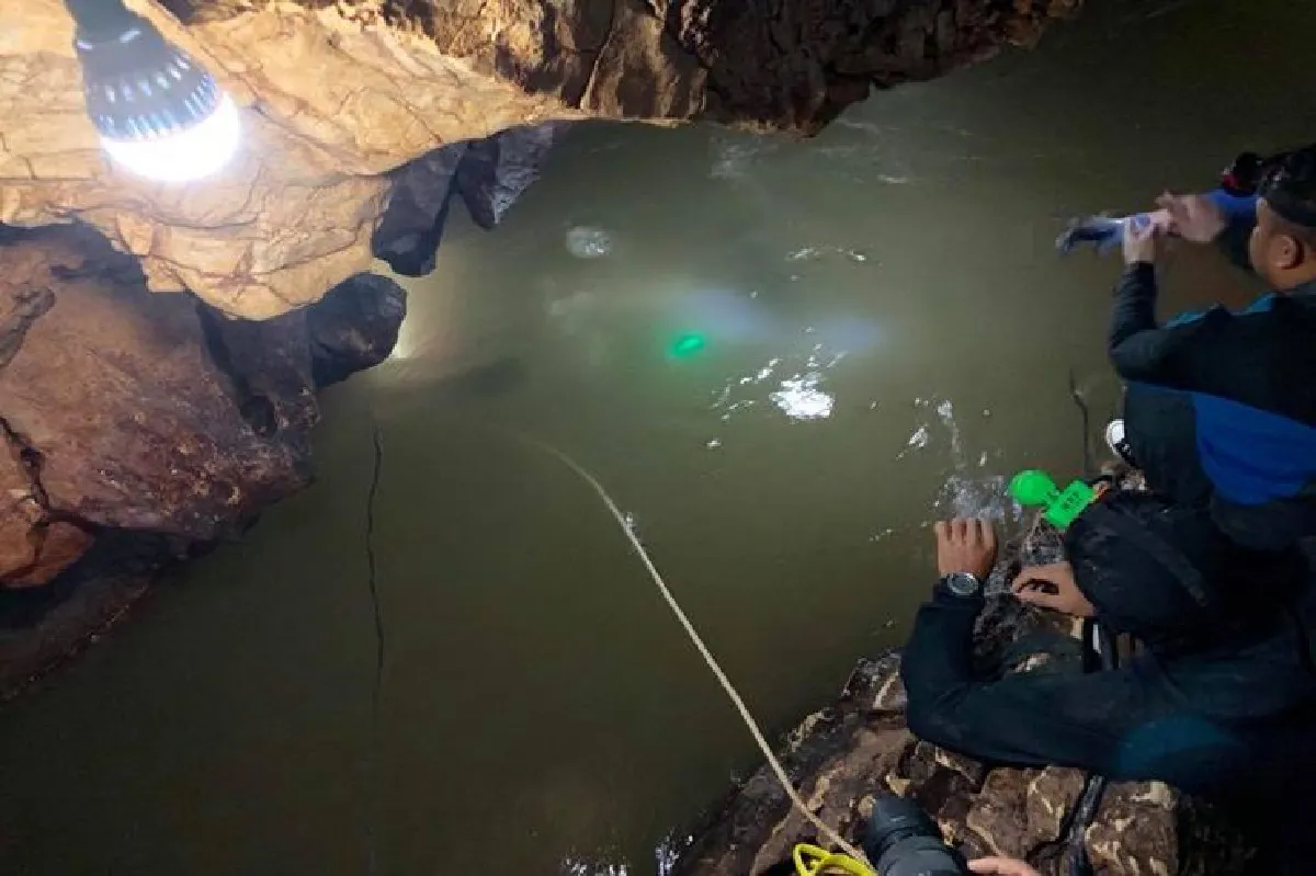 ไม่ถอย!หน่วยซีลเติมกำลังช่วย 13 ชีวิตถ้ำหลวง