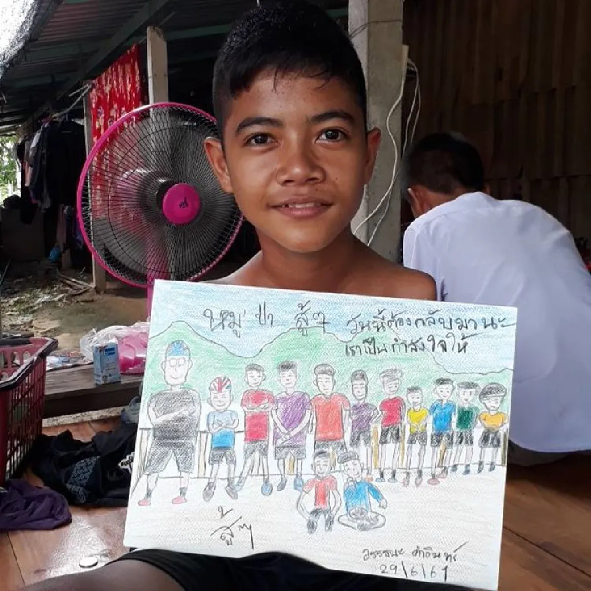 "น้องทาม"ผู้ไร้แขนใช้เท้าวาดภาพทีมหมูป่าส่งใจให้ปลอดภัย