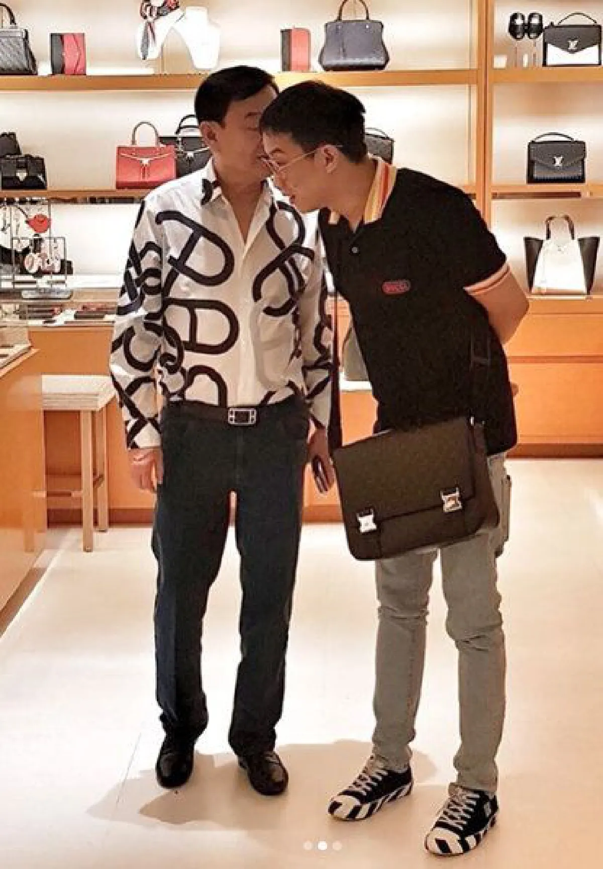 "โอ๊ค" โชว์ภาพบินไปพบ "ทักษิณ"