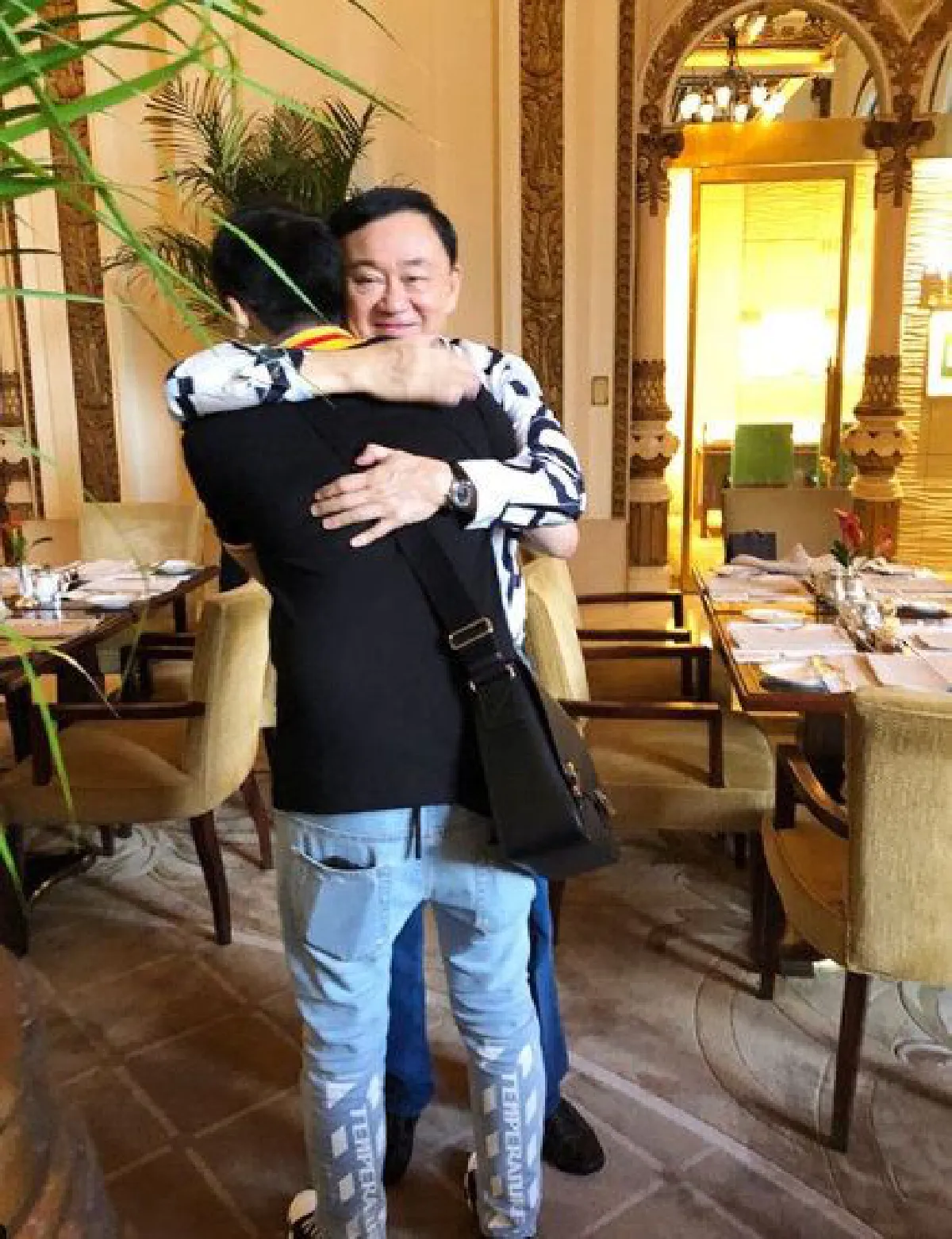 "โอ๊ค" โชว์ภาพบินไปพบ "ทักษิณ"