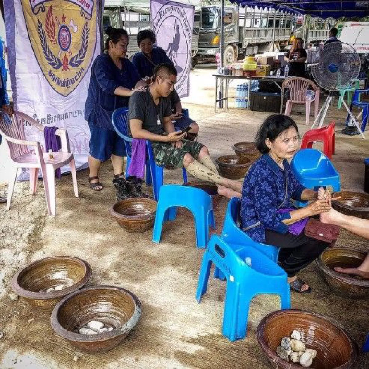 "กลุ่มเฮือนผะหญ๋า" อาสานวดไทยฟรีผ่อนคลายให้เจ้าหน้าที่ช่วยทีมหมูป่า
