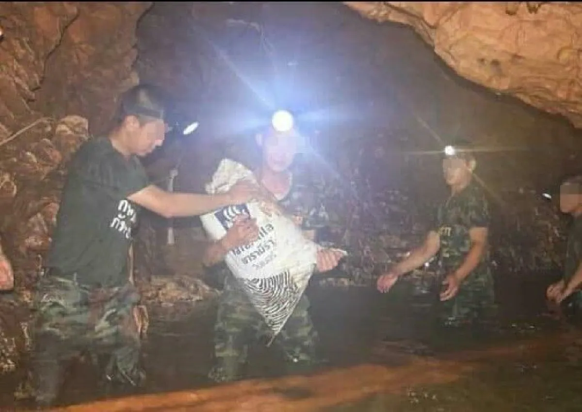 จนท.ระดมขนกระสอบทรายเข้าถ้ำหลวง กั้นฉากให้เครื่องสูบน้ำ