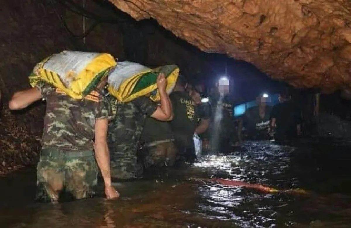 จนท.ระดมขนกระสอบทรายเข้าถ้ำหลวง กั้นฉากให้เครื่องสูบน้ำ