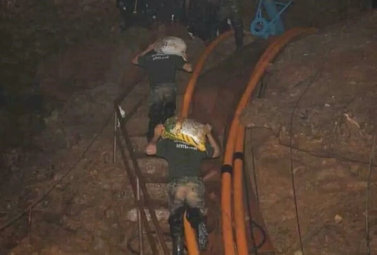 จนท.ระดมขนกระสอบทรายเข้าถ้ำหลวง กั้นฉากให้เครื่องสูบน้ำ