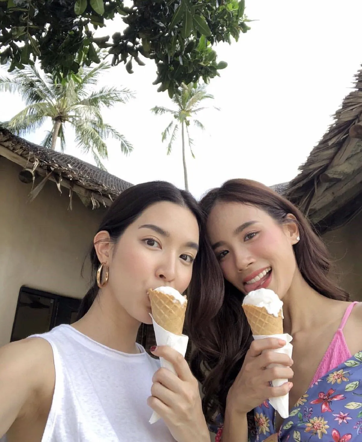 แซ่บไม่เบา! โม มนชนก สวมชุดว่ายน้ำอวดผิวขาวเนียนริมสระ