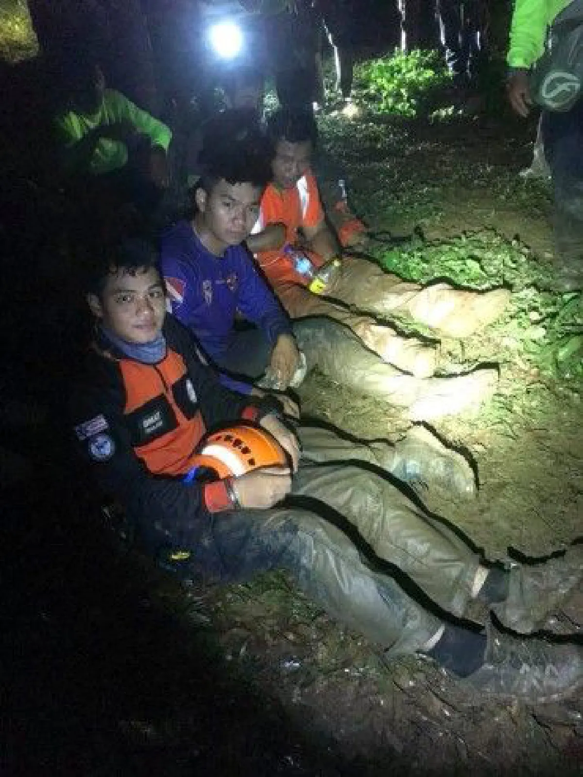 ชื่นชมน้ำใจ "เย็น หนุ่มกู้ภัยลาว" แบกเป้ข้ามโขงร่วมภารกิจถ้ำหลวง