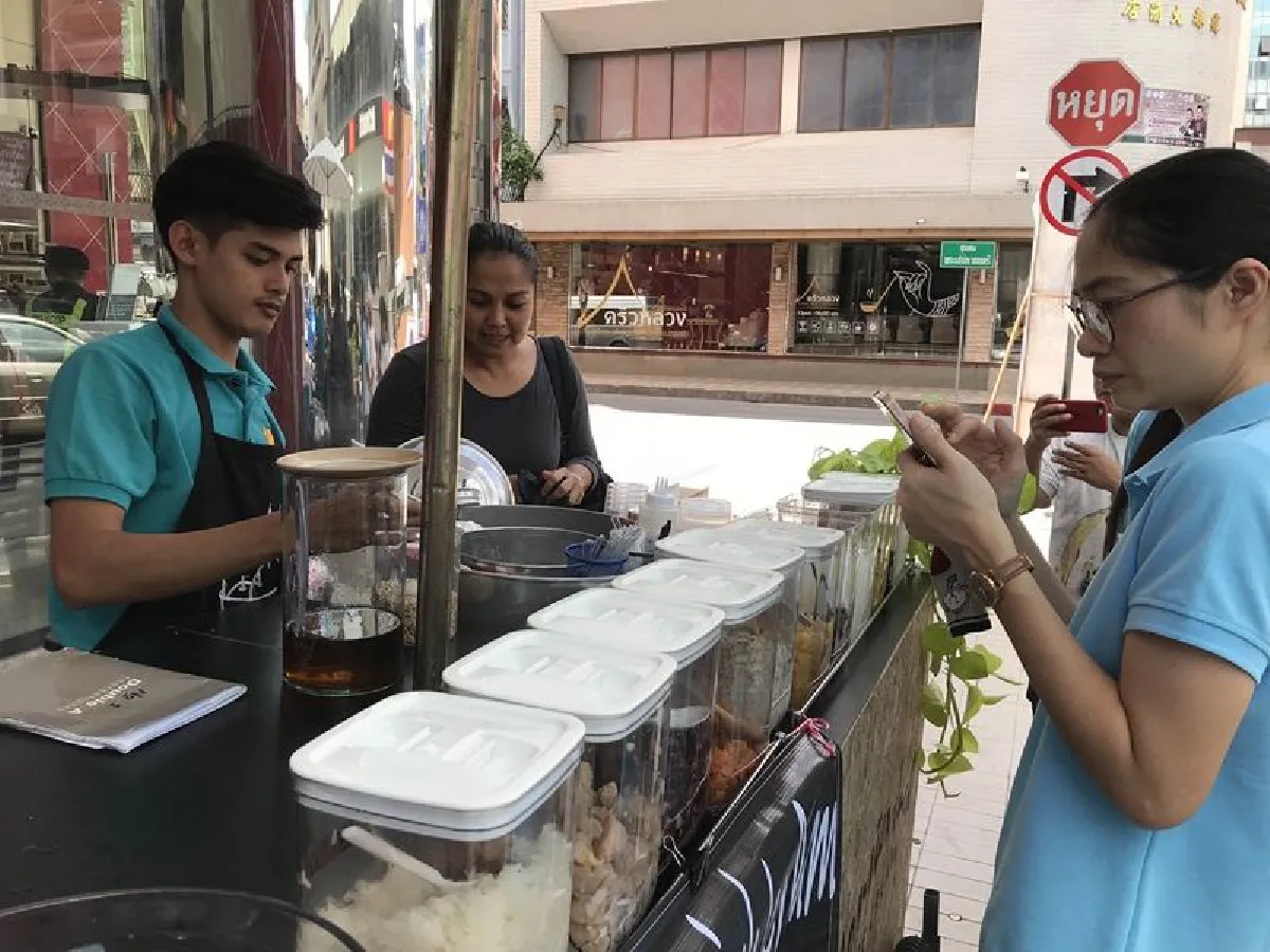 แม่ค้าเปิดร้านไอศกรีมให้ทานฟรี1วันฉลองข่าวดีพบหมูป่า