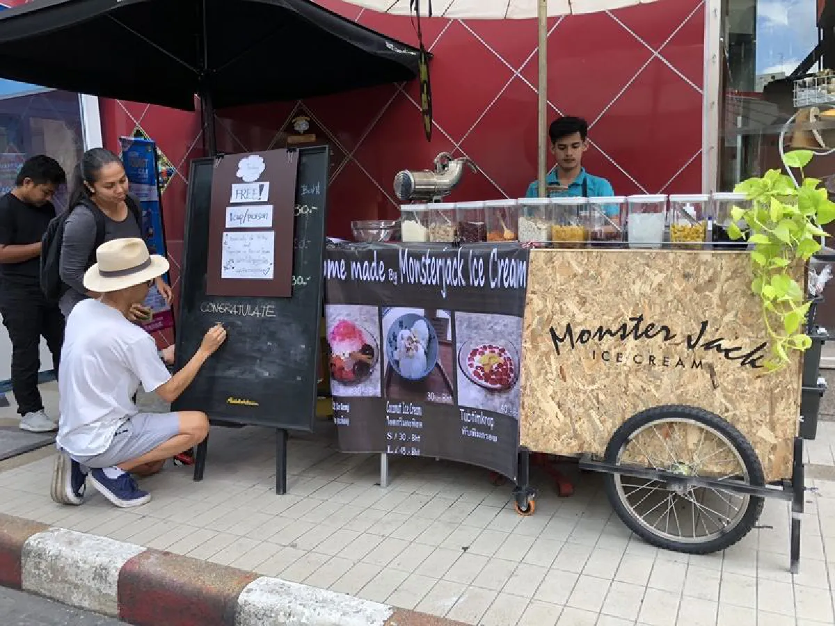 แม่ค้าเปิดร้านไอศกรีมให้ทานฟรี1วันฉลองข่าวดีพบหมูป่า
