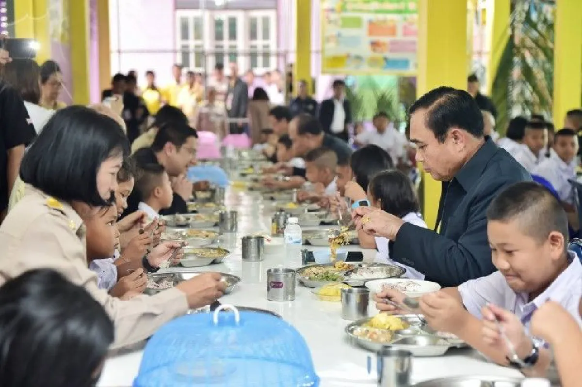 ลุงตู่เยือนรร.วัดเกาะ สอนหลานต้องขยันเป็นคนดี