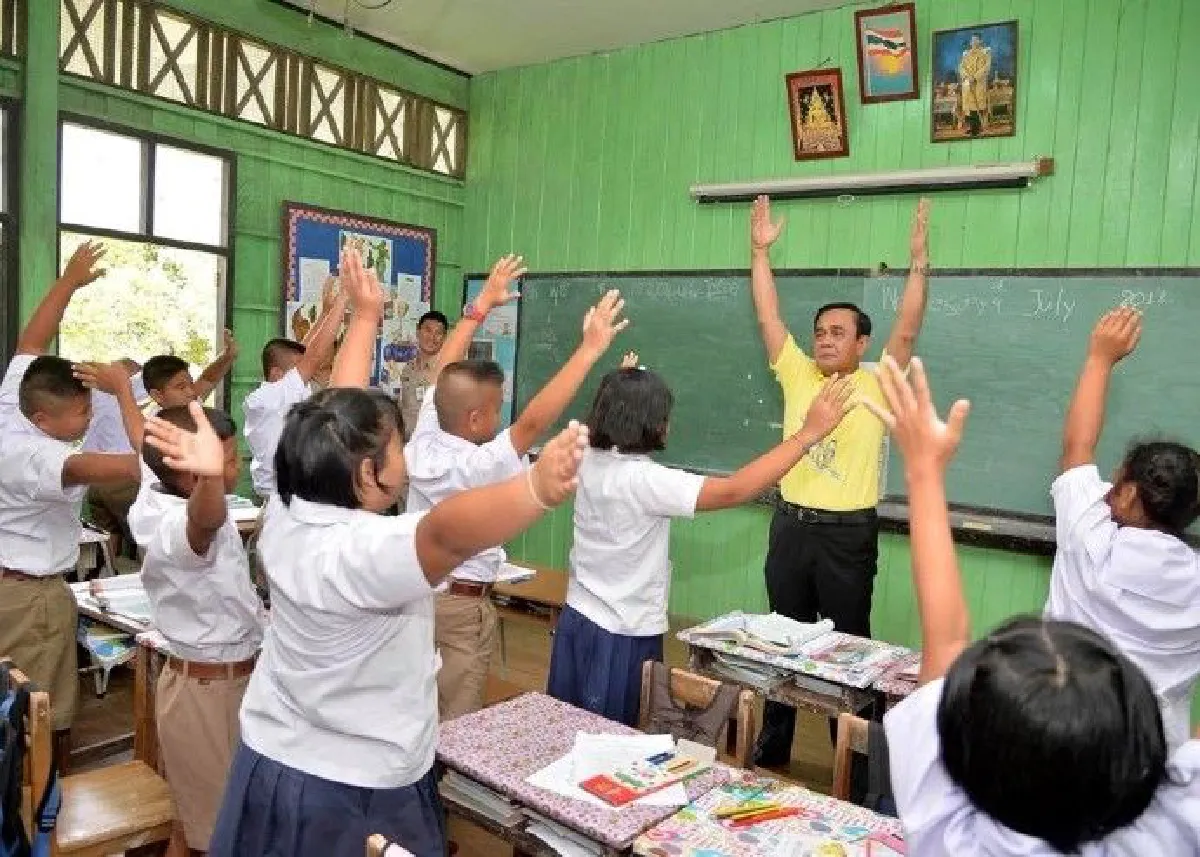 ลุงตู่เยือนรร.วัดเกาะ สอนหลานต้องขยันเป็นคนดี