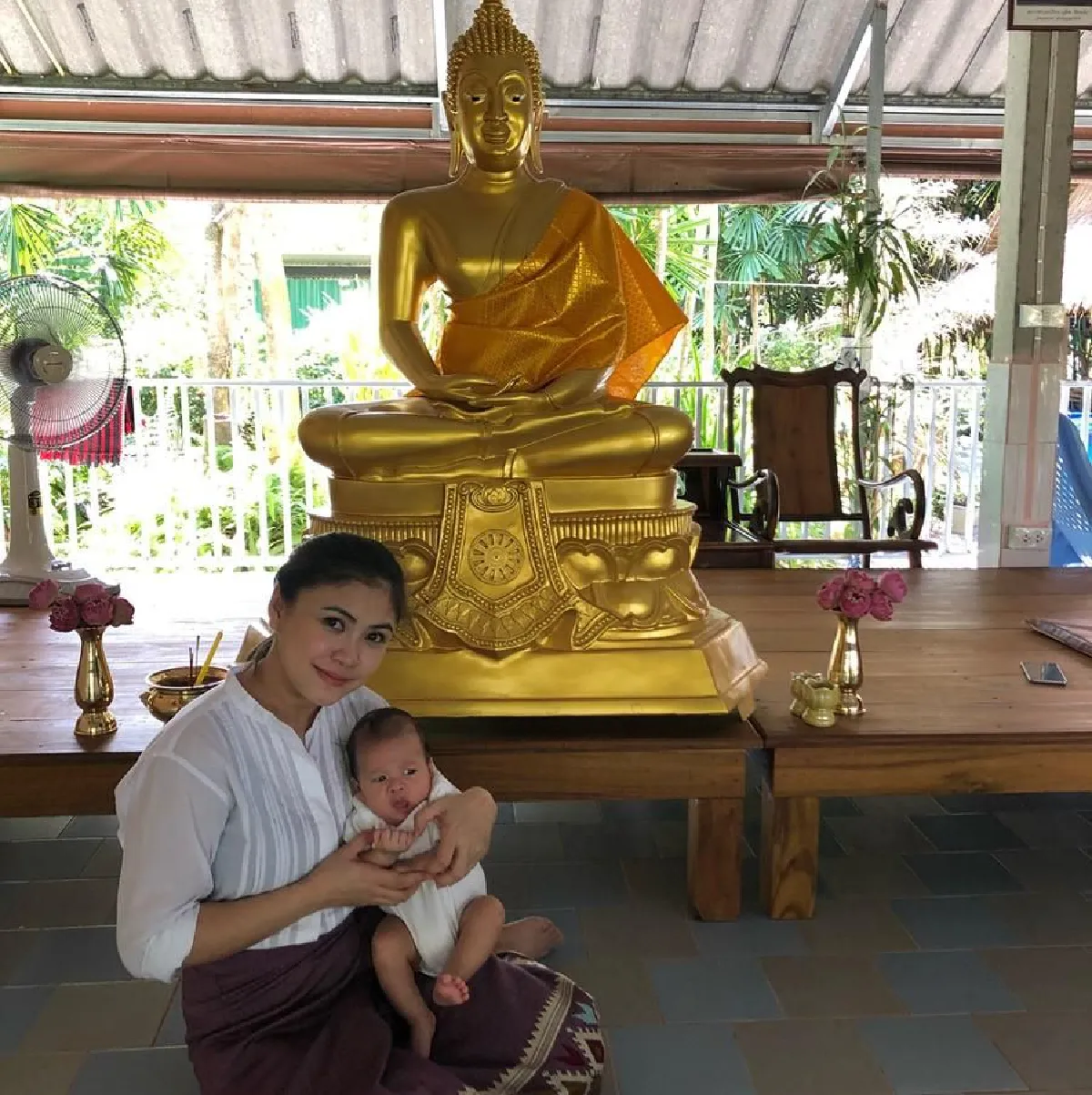 น้องโพธิ์ ลูกชาย ชาคริต-แอน ในอ้อมกอดคุณตาทวด เที่ยวบ้านสวนที่จันทบุรี