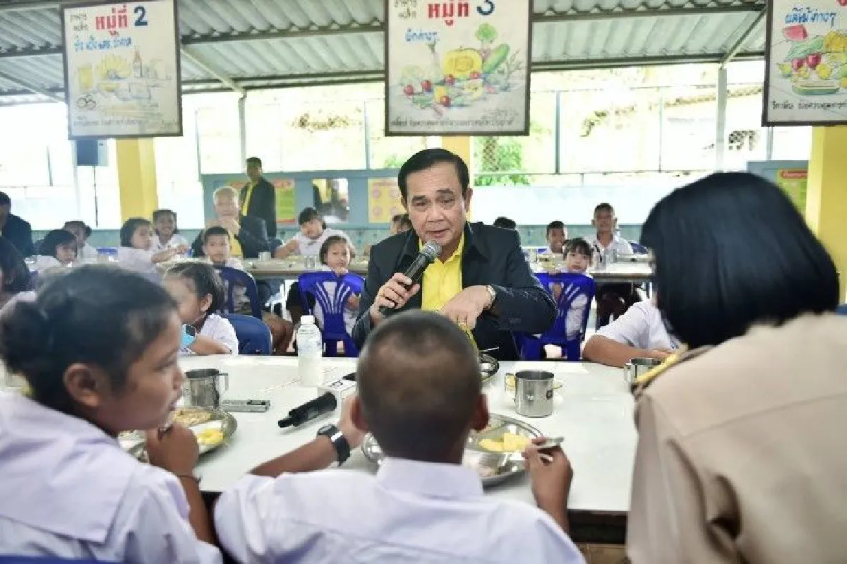 ลุงตู่เยือนรร.วัดเกาะ สอนหลานต้องขยันเป็นคนดี